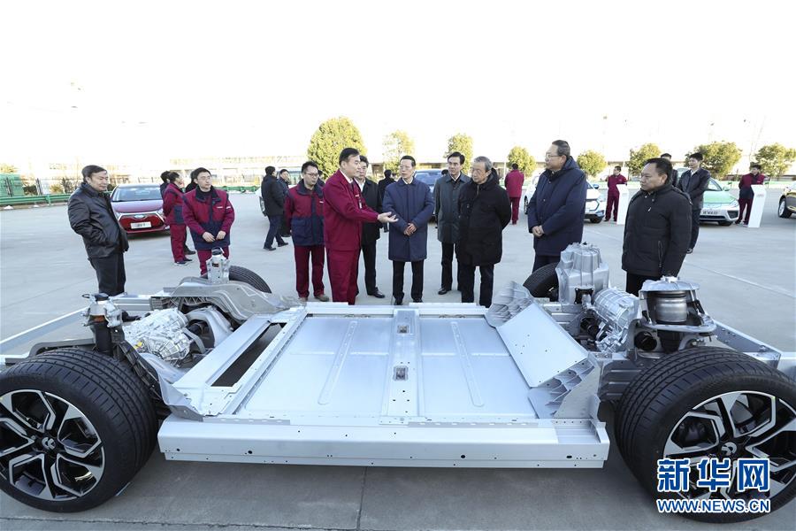 1月9日至10日，國(guó)務(wù)院副總理張高麗在安徽調(diào)研推動(dòng)長(zhǎng)江經(jīng)濟(jì)帶發(fā)展工作。這是1月9日，張高麗在江淮汽車(chē)股份有限公司了解企業(yè)生產(chǎn)經(jīng)營(yíng)和參與國(guó)際產(chǎn)能合作情況。新華社記者 龐興雷 攝