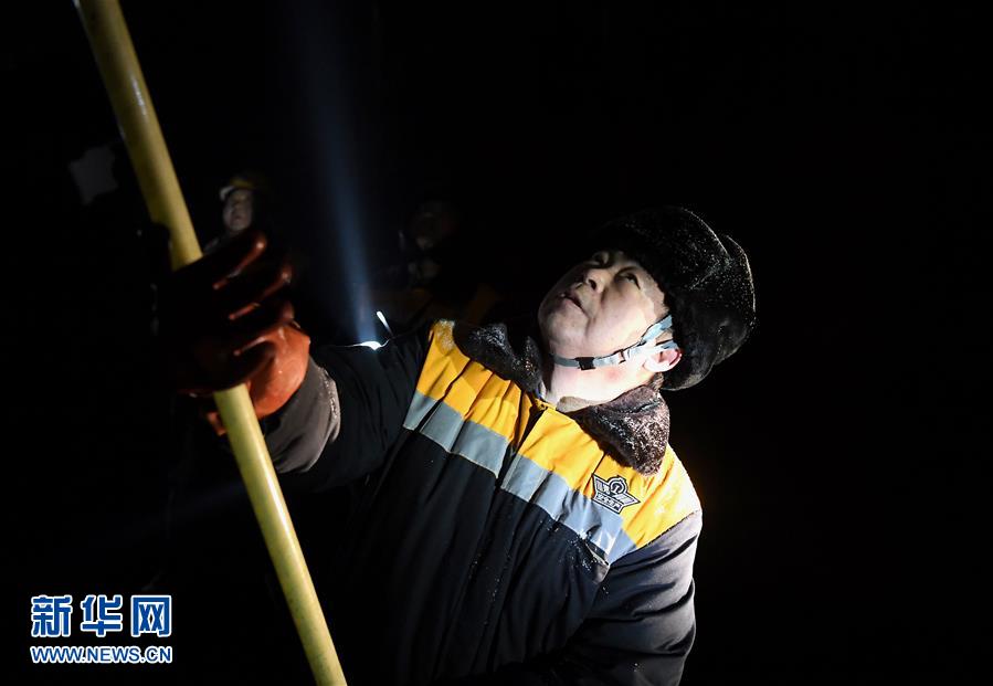 (走基層 聽民聲)(8)鐵路守護(hù)者 隧道“打冰人”