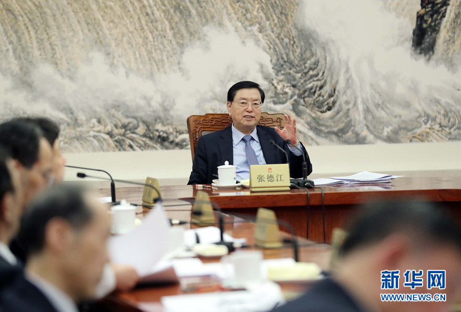 2月11日，十二屆全國人大常委會(huì)第一百一十一次委員長會(huì)議在北京人民大會(huì)堂舉行。會(huì)議決定，十二屆全國人大常委會(huì)第三十三次會(huì)議于2月23日至24日舉行。張德江委員長主持會(huì)議。新華社記者 劉衛(wèi)兵 攝