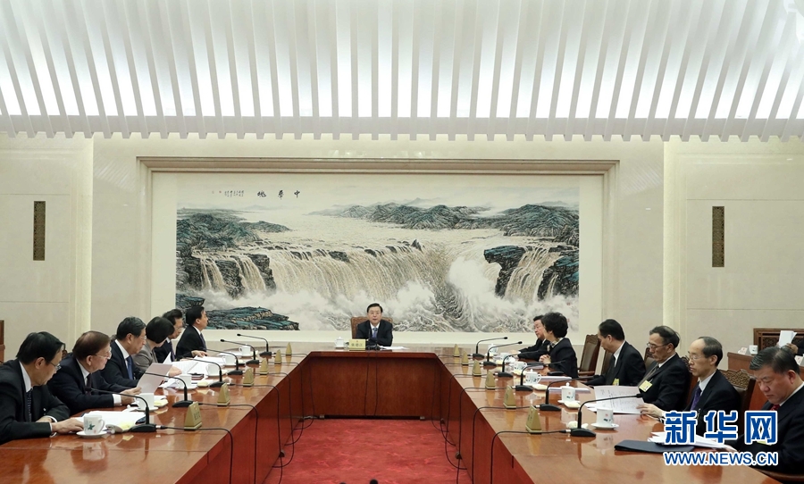 2月23日，十二屆全國人大常委會(huì)第一百一十三次委員長會(huì)議在北京人民大會(huì)堂舉行，張德江委員長主持。 新華社記者 劉衛(wèi)兵 攝