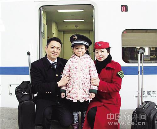 陳剛（左）、肖三英以及女兒陳昱彤的合照。經(jīng)濟(jì)日?qǐng)?bào)-中國(guó)經(jīng)濟(jì)網(wǎng)記者 王軼辰攝