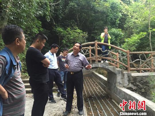 模范軍轉(zhuǎn)干部黃國強(qiáng)當(dāng)&ldquo;愚公&rdquo;把荒山變&ldquo;紅葉觀賞地&rdquo;