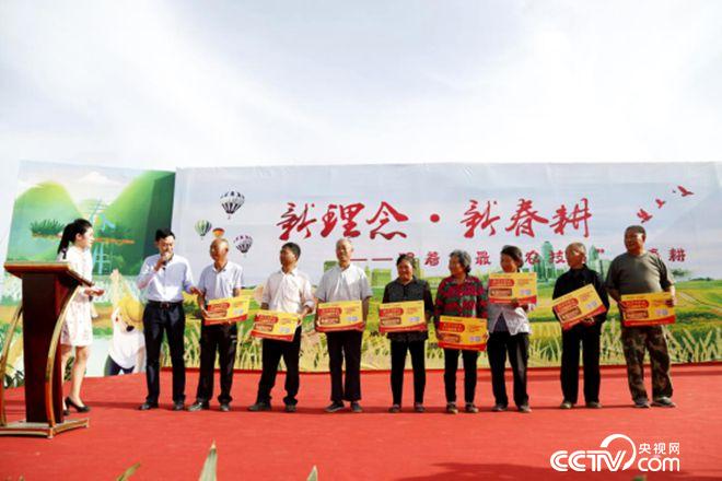 愛心企業(yè)與貧困農(nóng)戶結(jié)對子、送肥料