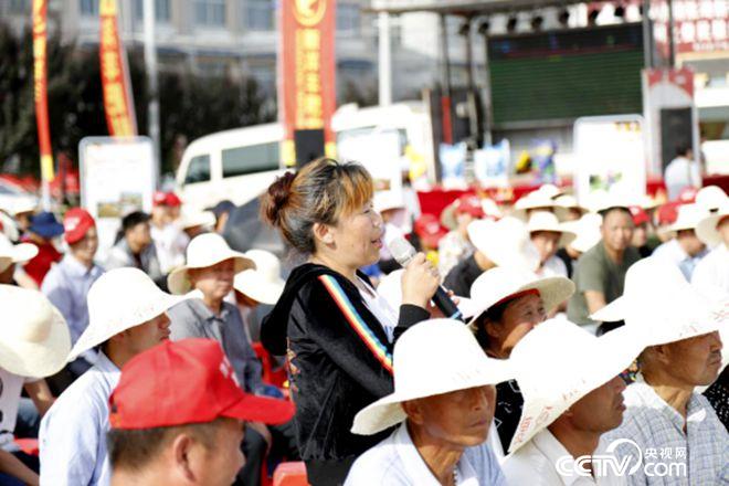 活動現(xiàn)場，農(nóng)民搶答問題