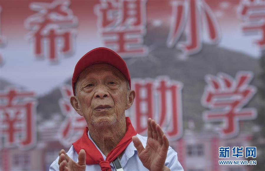 （圖片故事）（9）&ldquo;希望老人&rdquo;的第100次老區(qū)助學(xué)之旅