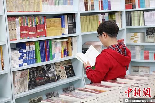 5月9日，一女子在哈爾濱市某書店選購(gòu)圖書。從5月1日至5月4日，全國(guó)32家紙廠宣布漲價(jià)，各紙種漲價(jià)幅度為每噸100元至300元不等。對(duì)此，出版行業(yè)業(yè)內(nèi)人士表示&ldquo;因?yàn)榧垙垉r(jià)格上漲，直接造成了出版成本的明顯增加，出版行業(yè)只能被迫對(duì)圖書定價(jià)進(jìn)行調(diào)整。&rdquo;
<a target='_blank' >中新社</a>記者 于琨 攝