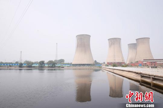 按照規(guī)劃，位于首鋼園區(qū)內(nèi)的滑雪大跳臺(tái)建成后將成為世界首例永久保留和使用的單板大跳臺(tái)場(chǎng)地。圖為單板大跳臺(tái)選址所在地。　韓海丹 攝