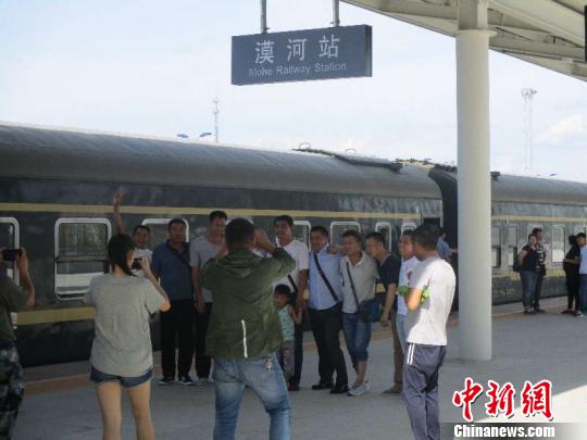 圖為旅客在漠河站合影留念。(中國鐵路哈爾濱局集團有限公司提供)