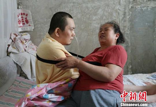 身體日漸衰老的梁青蘭每次幫兒子翻身、坐立，全身的衣物都要濕透一次?！∩忻鱾b 攝