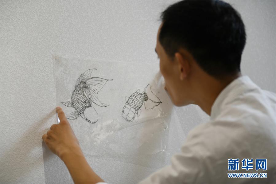 #(文化)(2)魚(yú)躍盤(pán)中:活靈活現(xiàn)的瓷畫(huà)技藝