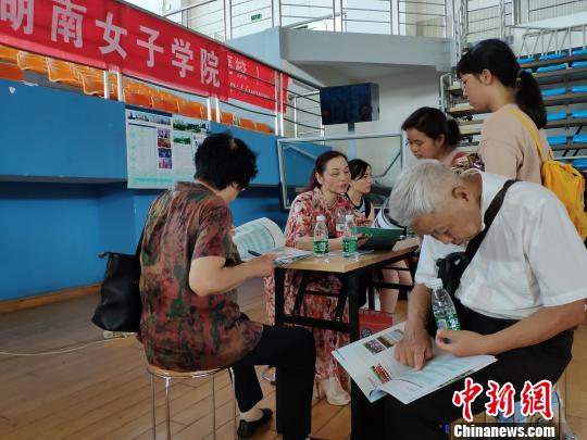 中國各地高考分?jǐn)?shù)線相繼出臺(tái)填報(bào)志愿咨詢行業(yè)生意火爆