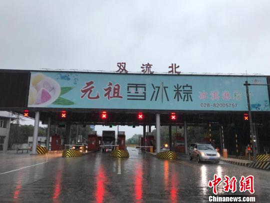 網傳車輛被淹的收費站現(xiàn)狀?!$娦?攝