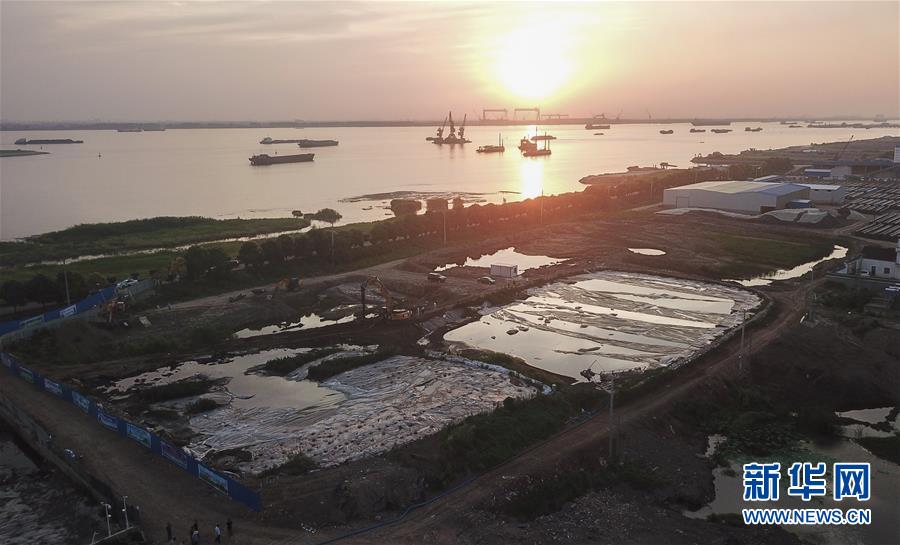 （新華視點&middot;圖文互動）（3）中央督察兩年有的絲毫未改，有的不減反增&mdash;&mdash;江蘇泰興數(shù)萬噸化工廢料和污泥堆放長江邊調(diào)查