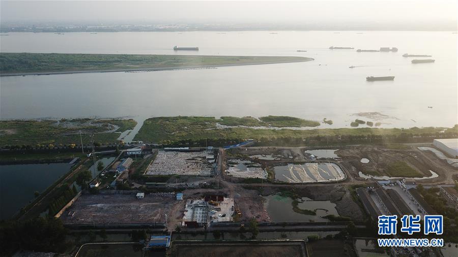 （新華視點&middot;圖文互動）（6）中央督察兩年有的絲毫未改，有的不減反增&mdash;&mdash;江蘇泰興數(shù)萬噸化工廢料和污泥堆放長江邊調(diào)查