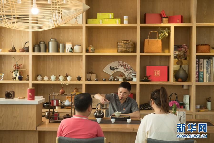 (新華全媒頭條·圖文互動)(5)安吉白茶奔向扶貧一線——浙江黃杜村農(nóng)民黨員先富幫后富向貧困地區(qū)捐贈“扶貧苗”