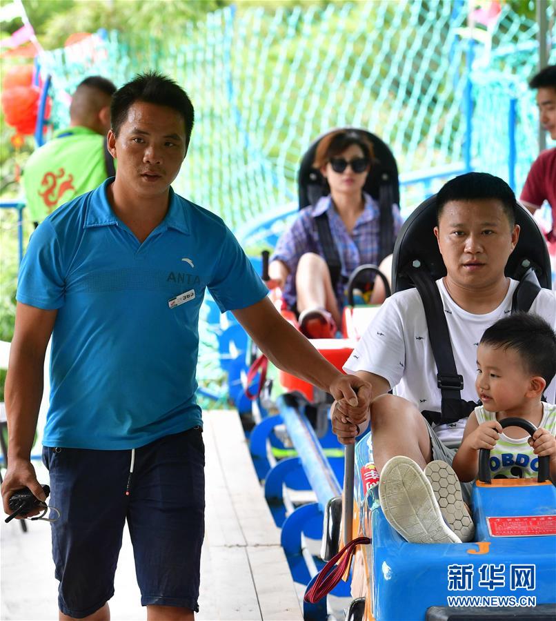 （社會）（9）苗山脫貧影像志&mdash;&mdash;把苗寨搬進(jìn)景區(qū) 讓貧困戶住進(jìn)城里