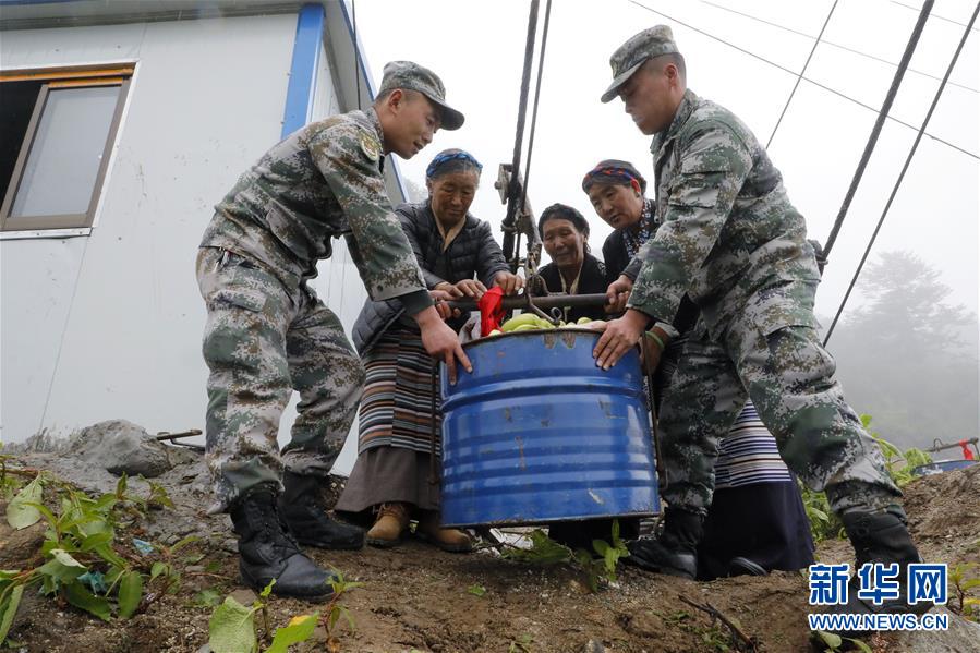 （圖文互動）（2）特寫：&ldquo;八一&rdquo;禮物，飛向云端哨所