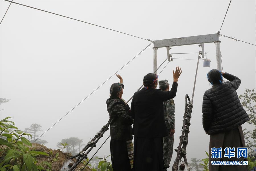 （圖文互動）（6）特寫：&ldquo;八一&rdquo;禮物，飛向云端哨所
