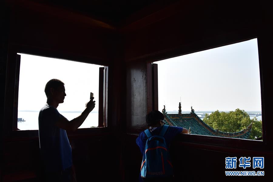 （大江奔流&mdash;&mdash;來(lái)自長(zhǎng)江經(jīng)濟(jì)帶的報(bào)道&middot;圖文互動(dòng)）（1）登岳陽(yáng)樓，又見(jiàn)&ldquo;浩浩湯湯&rdquo;