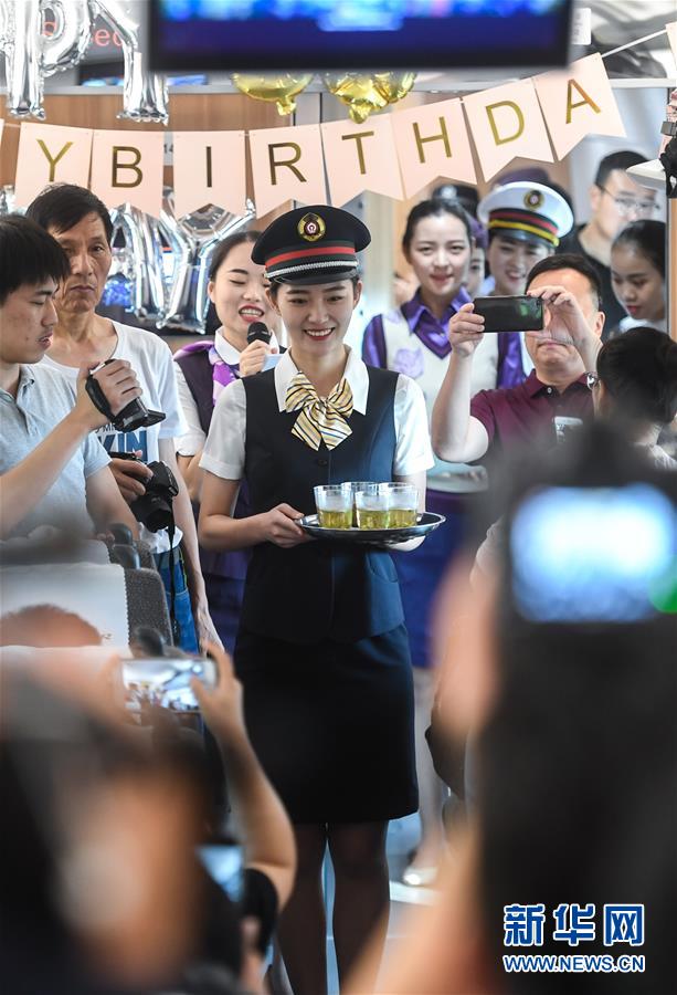 （社會(huì)）（2）杭州&ldquo;西子號(hào)&rdquo; 熱情服務(wù)旅客30載