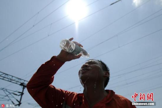 資料圖：高溫下的人。胡國(guó)林 攝 圖片來(lái)源：東方IC 版權(quán)作品 請(qǐng)勿轉(zhuǎn)載