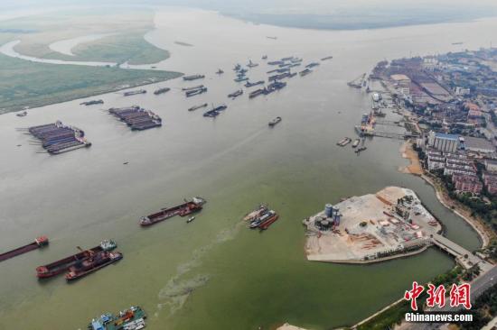 8月1日，巨型的水泥儲罐被吊離碼頭，湖南岳陽城陵磯新港區(qū)天欣碼頭的整治已基本完成。今年5月，長江岸線湖南段開展港口碼頭&ldquo;關(guān)停并轉(zhuǎn)&rdquo;專項(xiàng)整治行動。截至目前，該行動已集中關(guān)停42個碼頭泊位，退出岸線7302米。楊華峰 攝