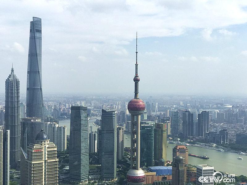 　　長(zhǎng)三角更高質(zhì)量的一體化發(fā)展，將建成具有全球競(jìng)爭(zhēng)力的世界級(jí)城市群。圖為上海陸家嘴（孔華/攝）