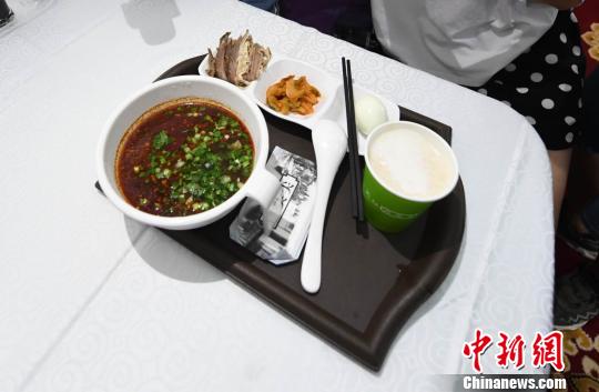 圖為&ldquo;環(huán)西部火車游Y667/8次&rdquo;列車上推出蘭州牛肉面套餐，套餐38元，有一碗牛肉面、一碟牛肉、一個(gè)雞蛋、一份小菜、一份甜胚子。　楊艷敏 攝