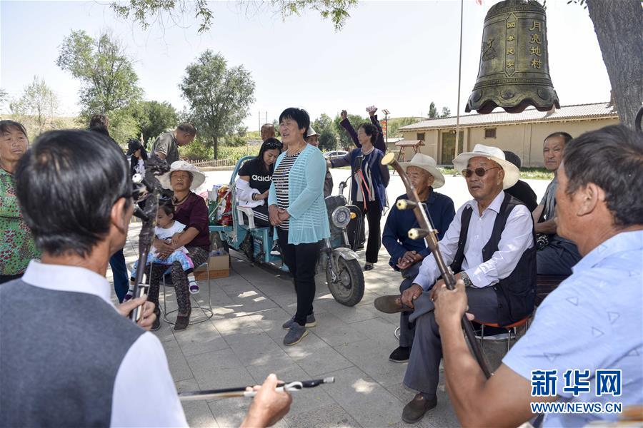 (圖文互動)(4)藝術(shù)家進(jìn)村 新疆古老村莊煥發(fā)新顏