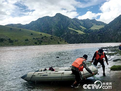 管護員久美扎西（右）和朋友正準(zhǔn)備將皮劃艇抬上岸。