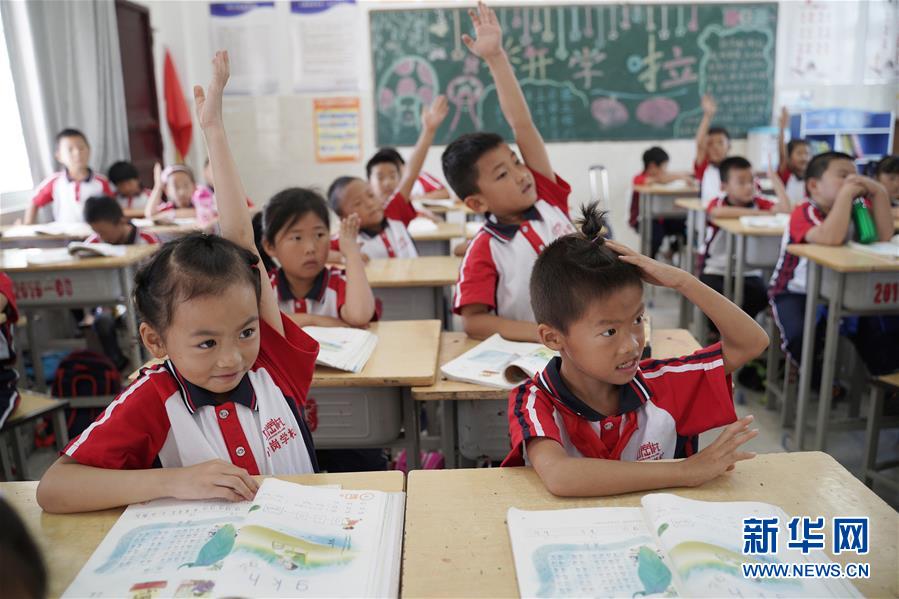 （新華全媒頭條&middot;壯闊東方潮　奮進(jìn)新時(shí)代&mdash;&mdash;慶祝改革開放40年&middot;圖文互動(dòng)）（5）小崗，與時(shí)代同行&mdash;&mdash;&ldquo;中國(guó)農(nóng)村改革第一村&rdquo;40年變遷的改革啟示