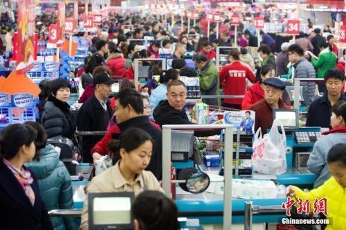 資料圖：民眾購(gòu)買生活用品。張?jiān)?攝