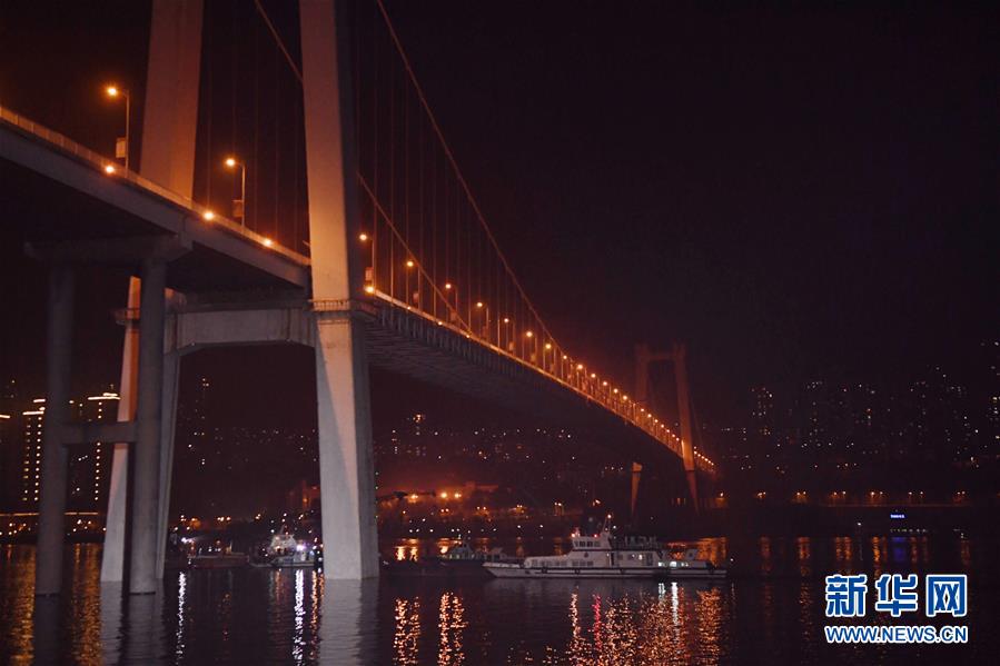 （重慶公交車(chē)墜江事故&middot;圖文互動(dòng)）（4）夜幕降臨，重慶萬(wàn)州公交客車(chē)墜江事故救援工作仍在進(jìn)行中