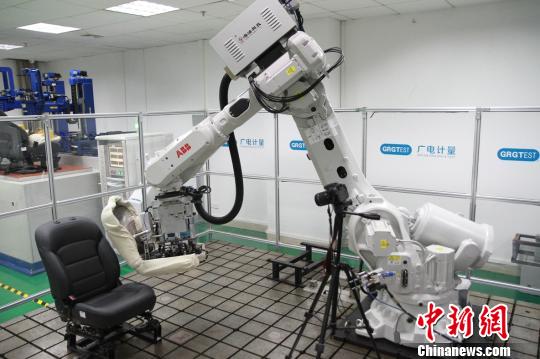 機(jī)器人測試桌椅。　盧育辛 攝