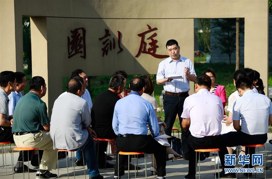 (新華全媒頭條·改革開放40年變遷系列述評·圖文互動)(2)堅(jiān)強(qiáng)的保障——改革開放40年變遷系列述評政治篇