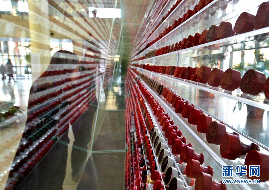 (新華全媒頭條·改革開放40年變遷系列述評·圖文互動)(7)堅(jiān)強(qiáng)的保障——改革開放40年變遷系列述評政治篇