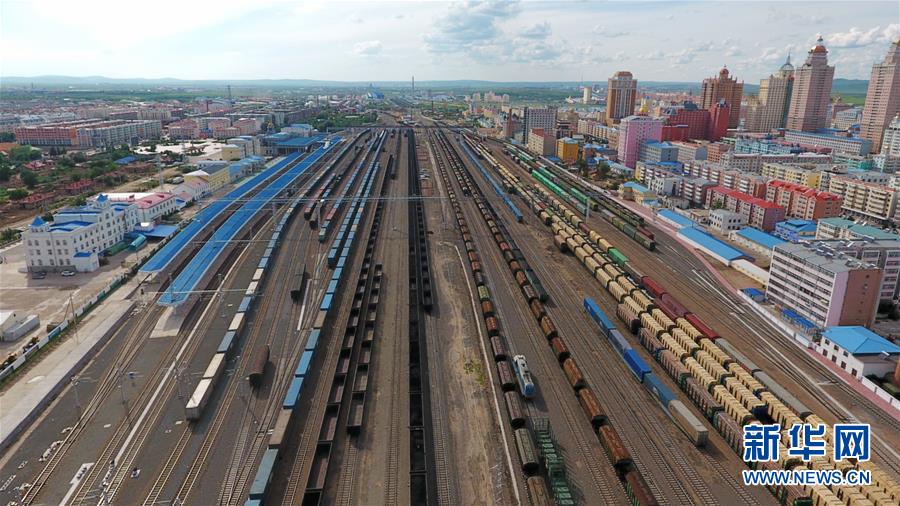 （新華全媒頭條&middot;壯闊歷程40年系列述評(píng)&middot;圖文互動(dòng)）（7）舉旗定向 康莊大道&mdash;&mdash;從改革開放40年看中國自信