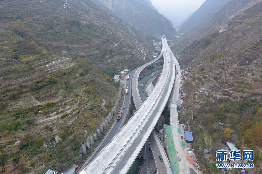 （新華全媒頭條&middot;壯闊歷程40年系列述評(píng)&middot;圖文互動(dòng)）（8）舉旗定向 康莊大道&mdash;&mdash;從改革開放40年看中國自信