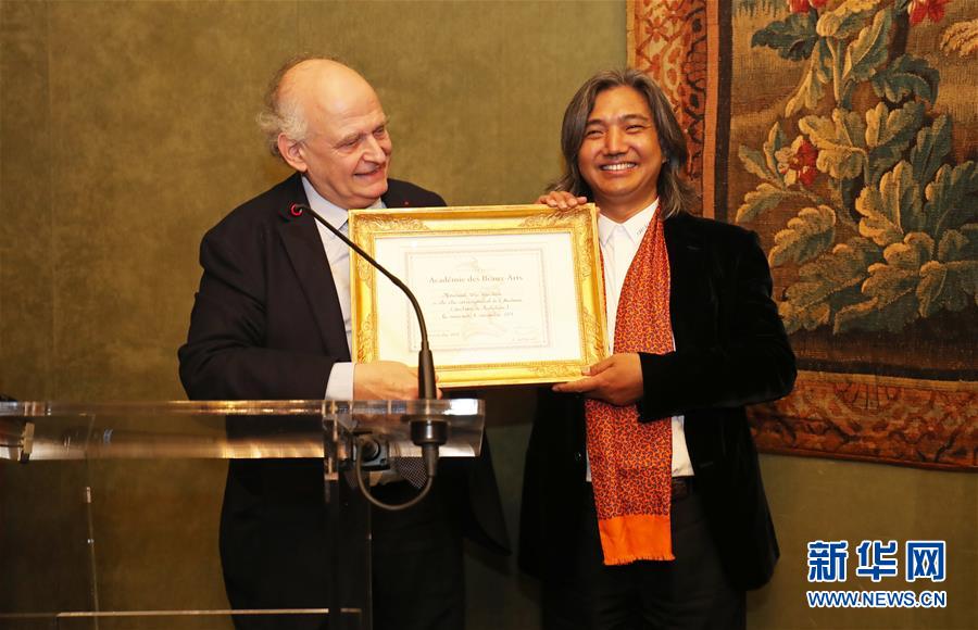 （新華全媒頭條&middot;壯闊歷程40年系列述評(píng)&middot;圖文互動(dòng)）（10）舉旗定向 康莊大道&mdash;&mdash;從改革開放40年看中國自信