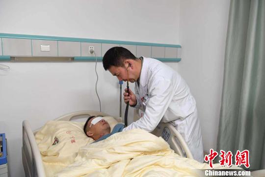 圖為醫(yī)生為杜富國(guó)檢查。　肖瑤 攝