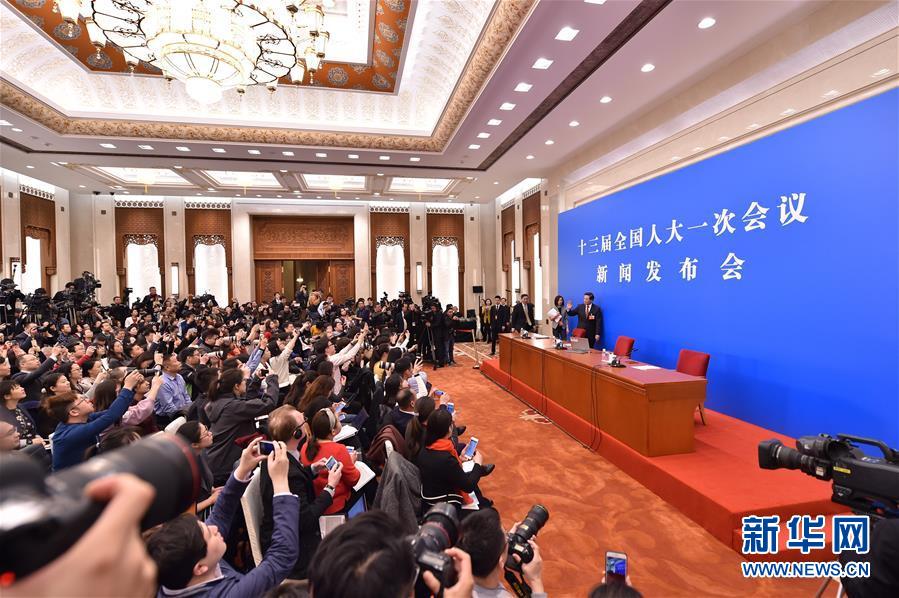 （兩會(huì)&middot;XHDW）（1）十三屆全國人大一次會(huì)議舉行新聞發(fā)布會(huì) 