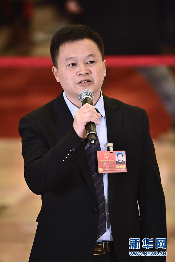 （兩會(huì)&middot;人大開(kāi)幕）（9）全國(guó)人大代表接受采訪