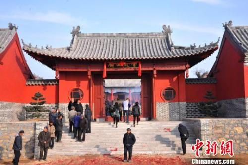 資料圖：元旦小長(zhǎng)假期間，威海南海新區(qū)云龍山上舉辦新年廟會(huì)?！⒉?攝