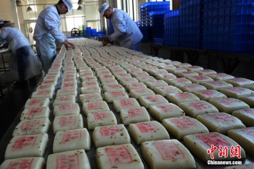 資料圖：師傅們?cè)诎阎谱骱玫墓鸹ㄌ悄旮鈹[放整齊。王思哲 攝