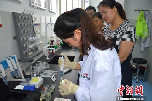 資料圖：工作人員根據(jù)消費(fèi)者要求現(xiàn)場(chǎng)檢驗(yàn)，共筑食品安全。<a target='_blank' ><p  align=