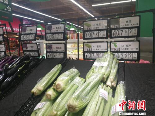 圖為超市里的蔬菜攤。正值晚間，一些菜已被人們買空。 謝藝觀 攝