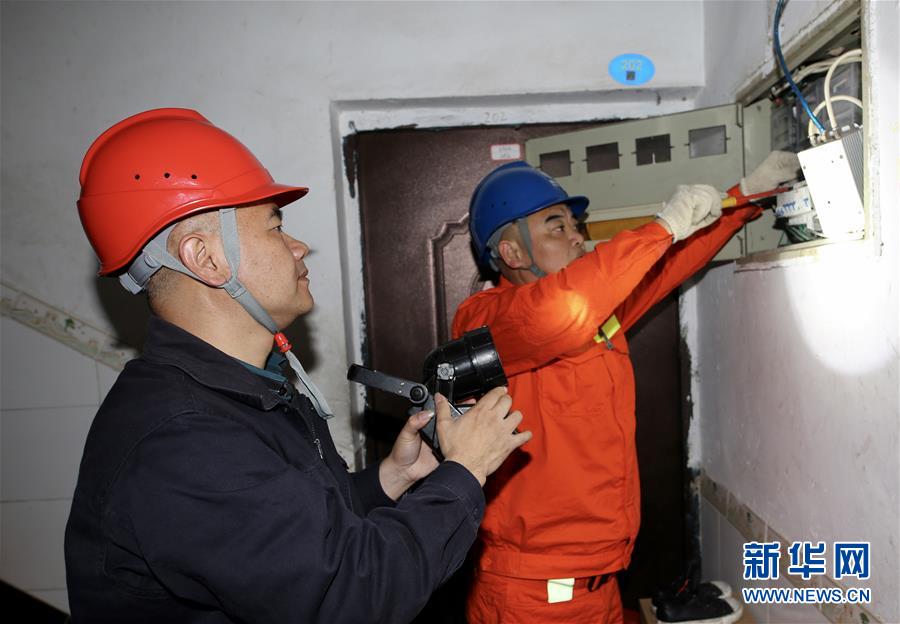 (新春走基層·圖文互動)(1)老楊20多年除夕夜的堅守