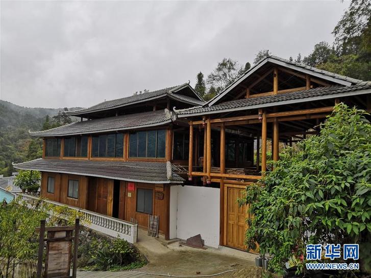 (新春走基層·圖文互動(dòng))(1)八平方米“蝸居”變身苗家客棧——苗家“花姐”的脫貧故事