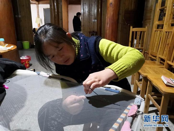 (新春走基層·圖文互動(dòng))(3)八平方米“蝸居”變身苗家客棧——苗家“花姐”的脫貧故事