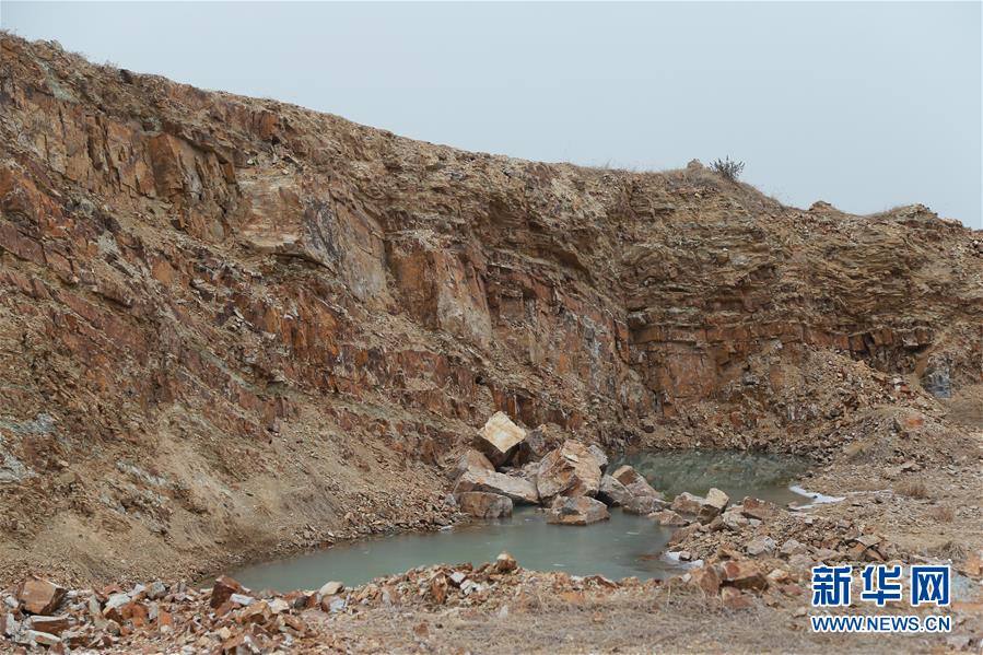 （新華視點&middot;圖文互動）（1）挖掘作業(yè)距漢墓中心僅20米，村民住房出現(xiàn)裂縫&hellip;&hellip;&ldquo;造地&rdquo;如何變挖山？